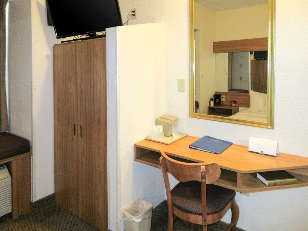 Quality Inn & Suites Robbinsville Room photo
